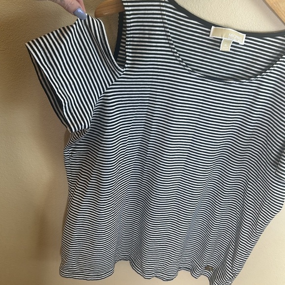 Michael Kors Cold Shoulder Short Sleeved Top Size XL Black White Striped - Picture 3 of 9